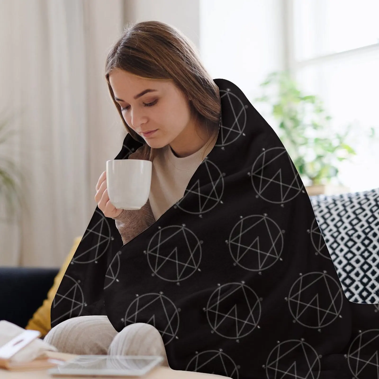 Alison Wonderland Logo Throw B - đánh giá và giá Home Office Logo